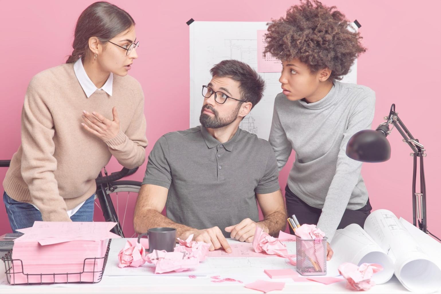 Ambiente de aprendizagem moderno com recursos educacionais sobre finanças